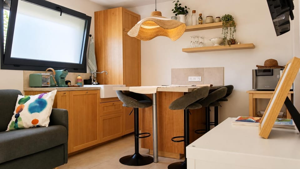 Kitchen or kitchenette, Living room, Seating area