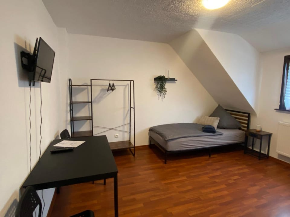 Bed, TV and multimedia, Photo of the whole room, Seating area, Evening entertainment, Bedroom