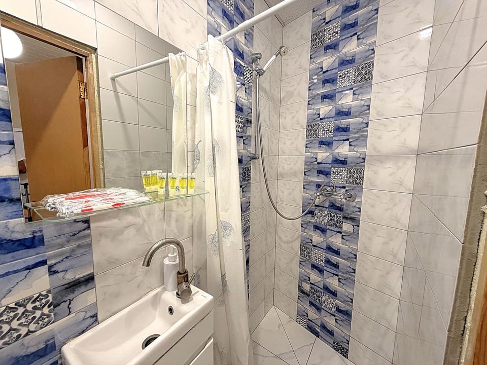 Shower, Toilet, Bathroom, towels