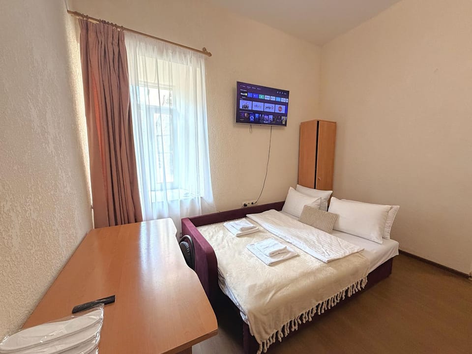 Bed, TV and multimedia, Photo of the whole room, Bedroom, towels