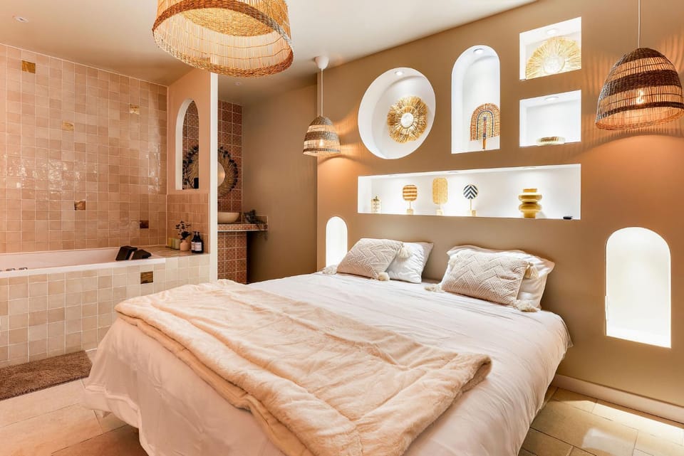 Photo of the whole room, Bedroom, Bath