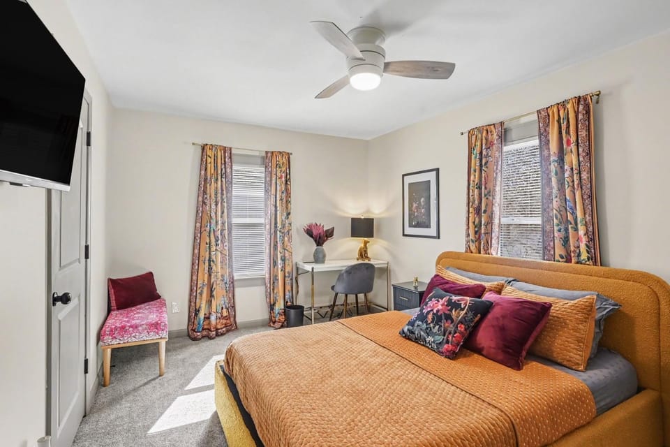 Bed, TV and multimedia, Bedroom