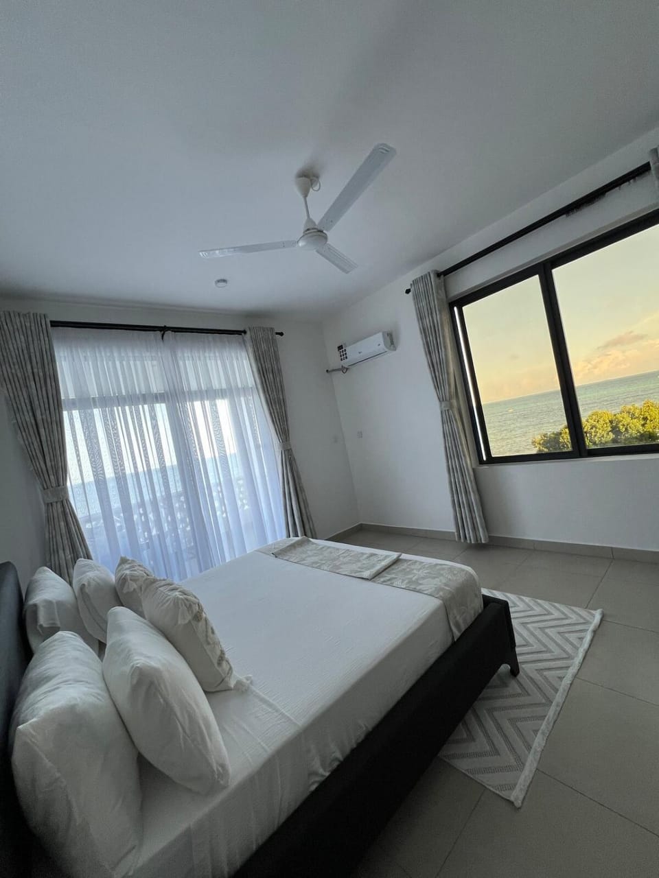 Bed, Natural landscape, Photo of the whole room, Bedroom