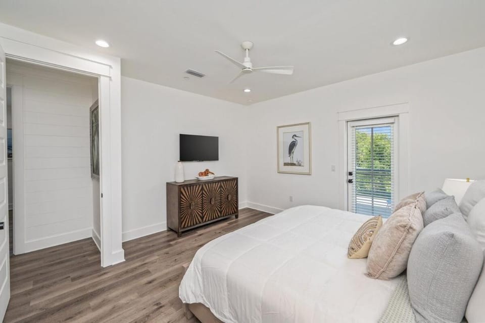 2 Blocks to the Beach! Pool & Golf Cart, Sleeps 21 House in Destin