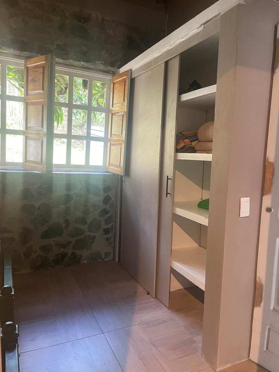 Photo of the whole room, Bedroom, wardrobe