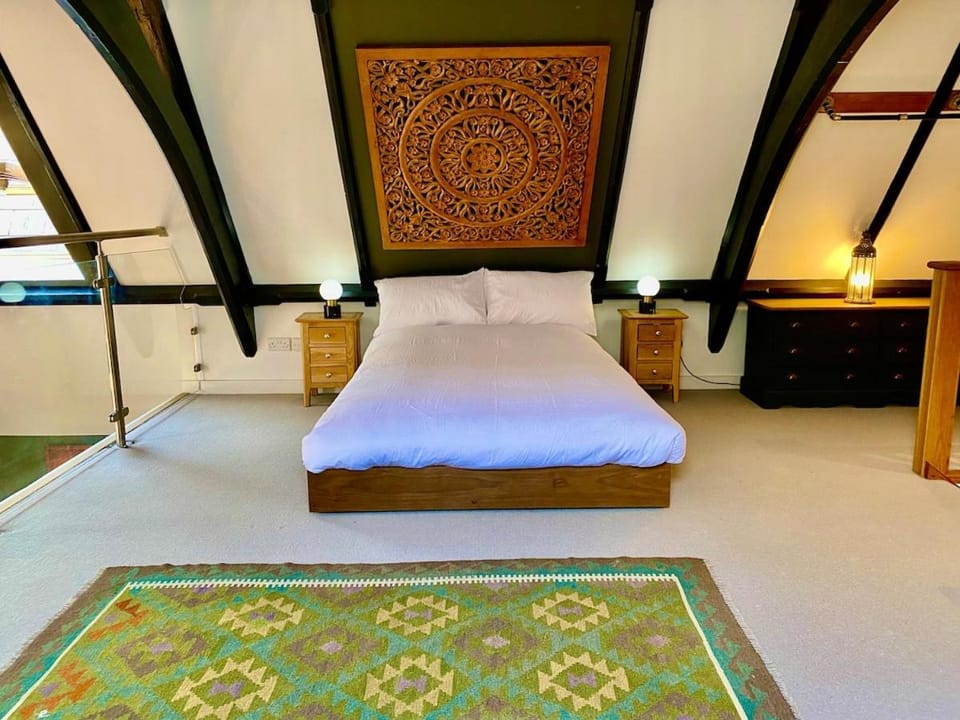 Fabulous Converted Church Apartment Town Centre Apartment in Worthing