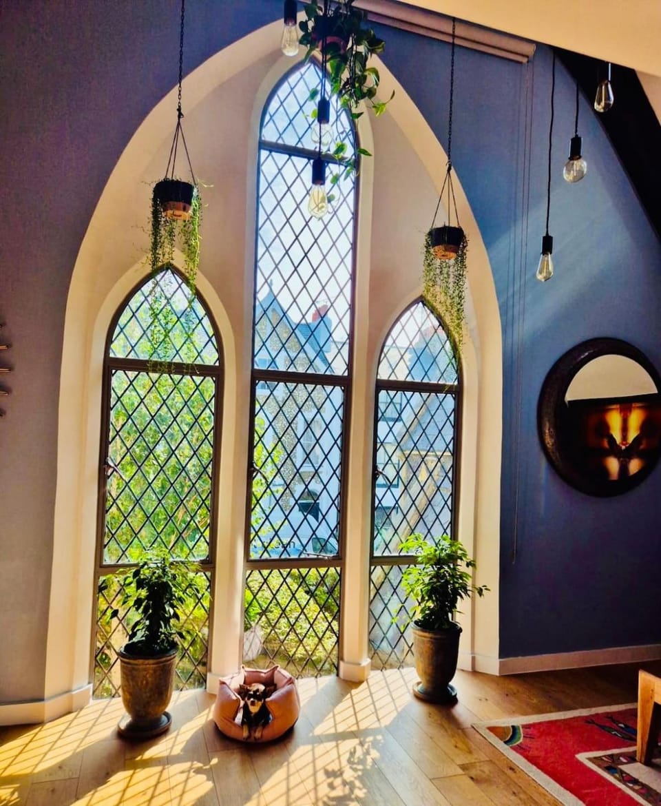 Fabulous Converted Church Apartment Town Centre Apartment in Worthing