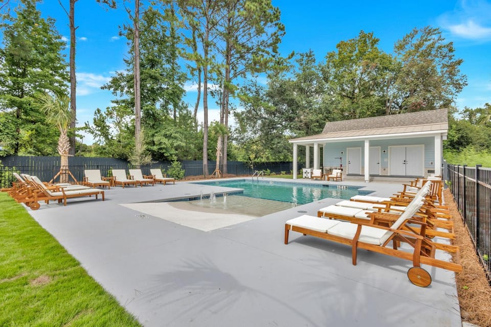 Spring, Day, Natural landscape, Pool view, Swimming pool, sunbed