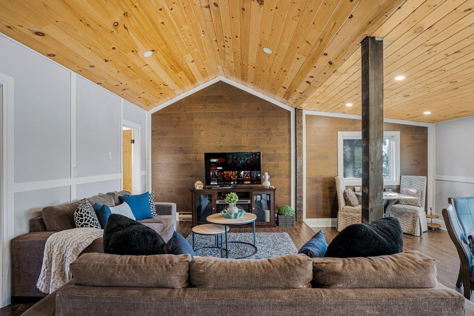 Communal lounge/ TV room, TV and multimedia, Living room, Seating area, Evening entertainment