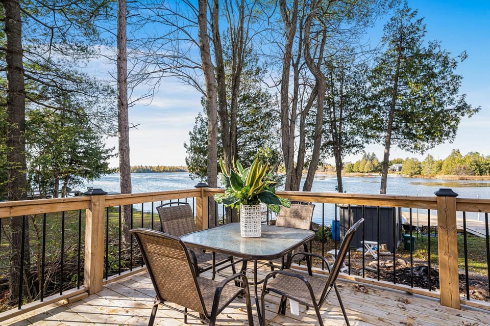 View (from property/room), Dining area, Lake view, Lake view