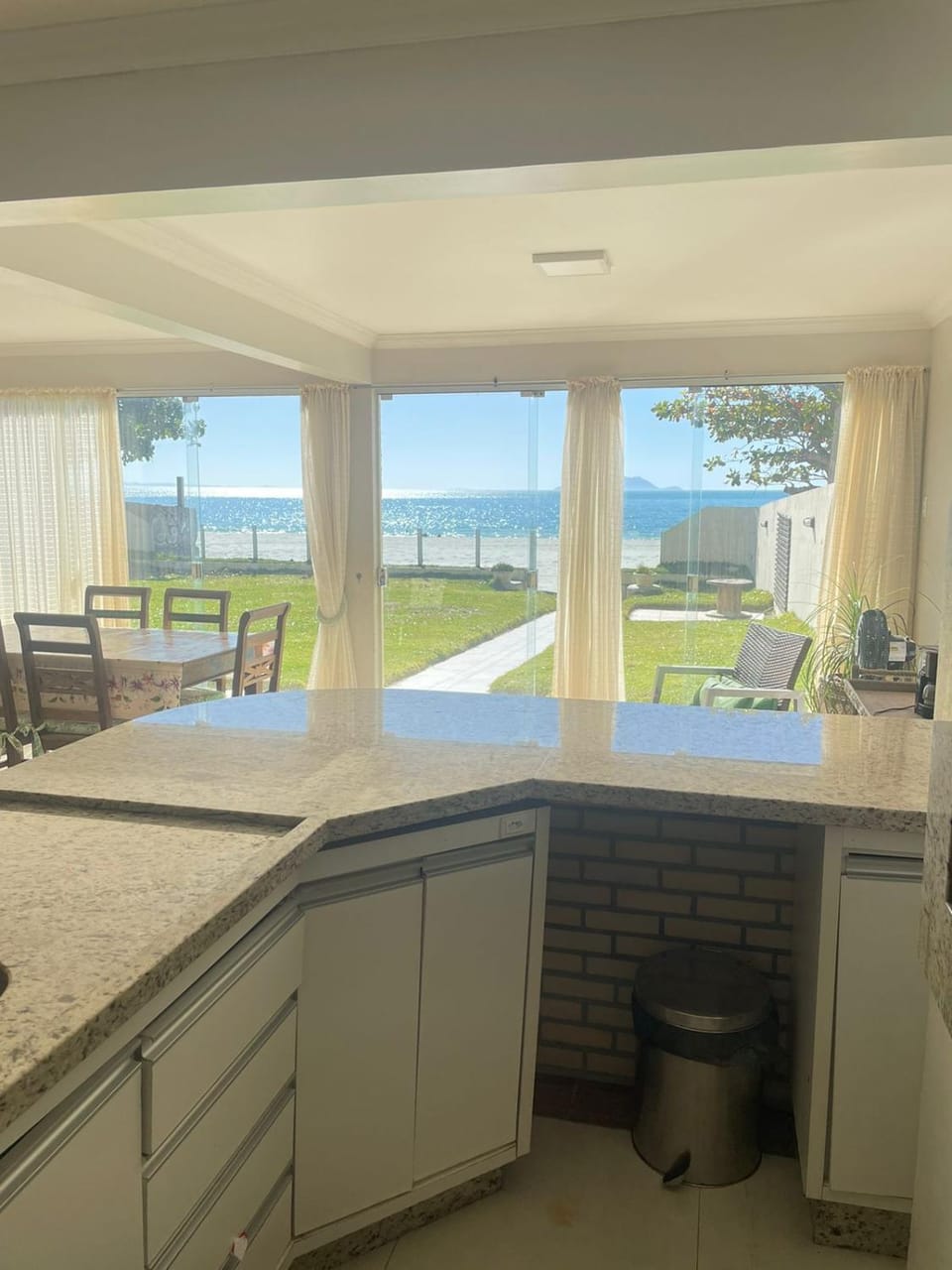 Casa frente mar, pé na areia com 6 dormitórios House in Florianopolis