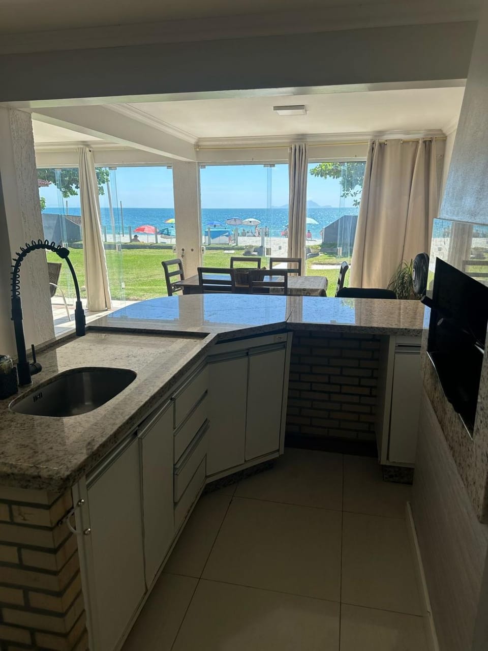 Casa frente mar, pé na areia com 6 dormitórios House in Florianopolis