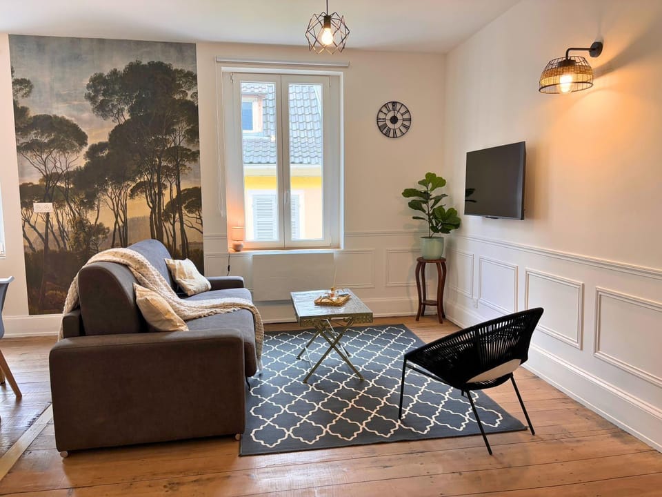 Bed, TV and multimedia, Living room
