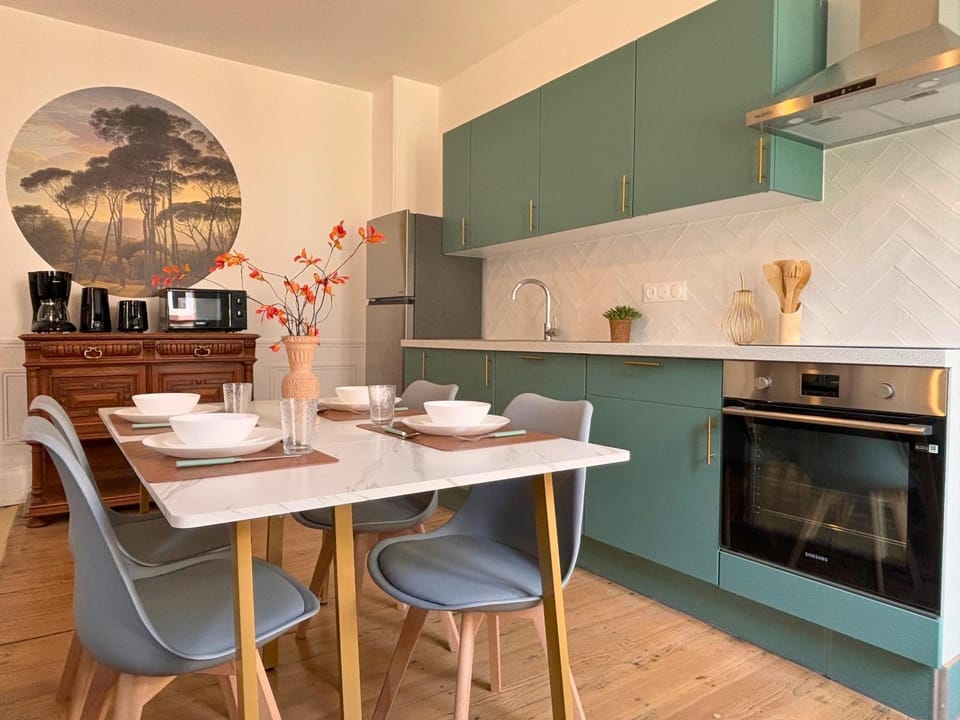 Coffee/tea facilities, Kitchen or kitchenette, Dining area, dishwasher, microwave, oven, stove, toaster