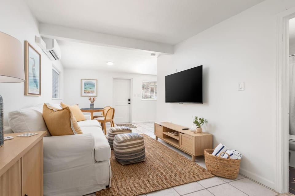 TV and multimedia, Living room, Dining area, air conditioner