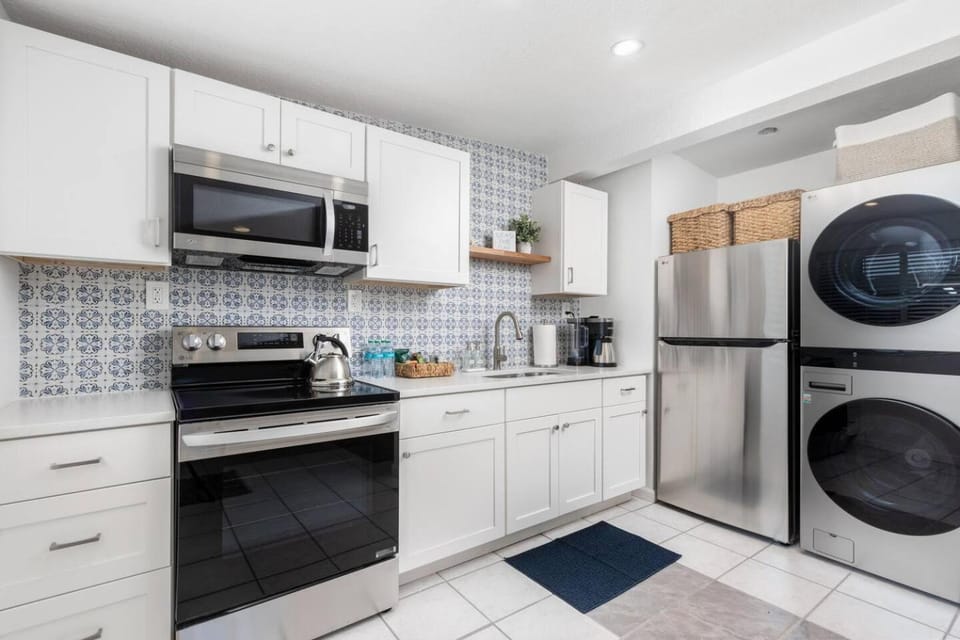 Coffee/tea facilities, microwave, oven, stove, washing machine, dryer, kitchen