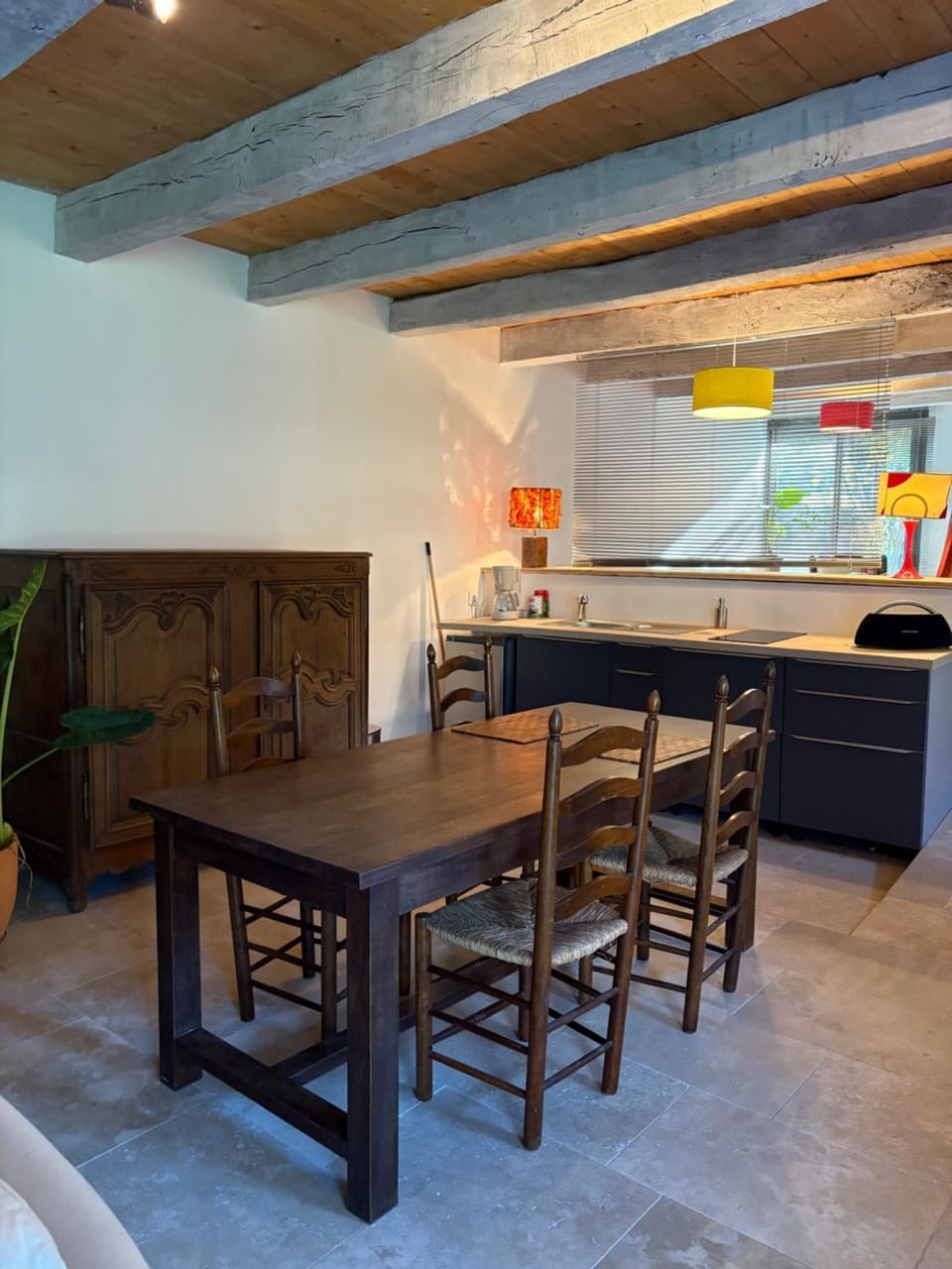 Kitchen or kitchenette, Dining area