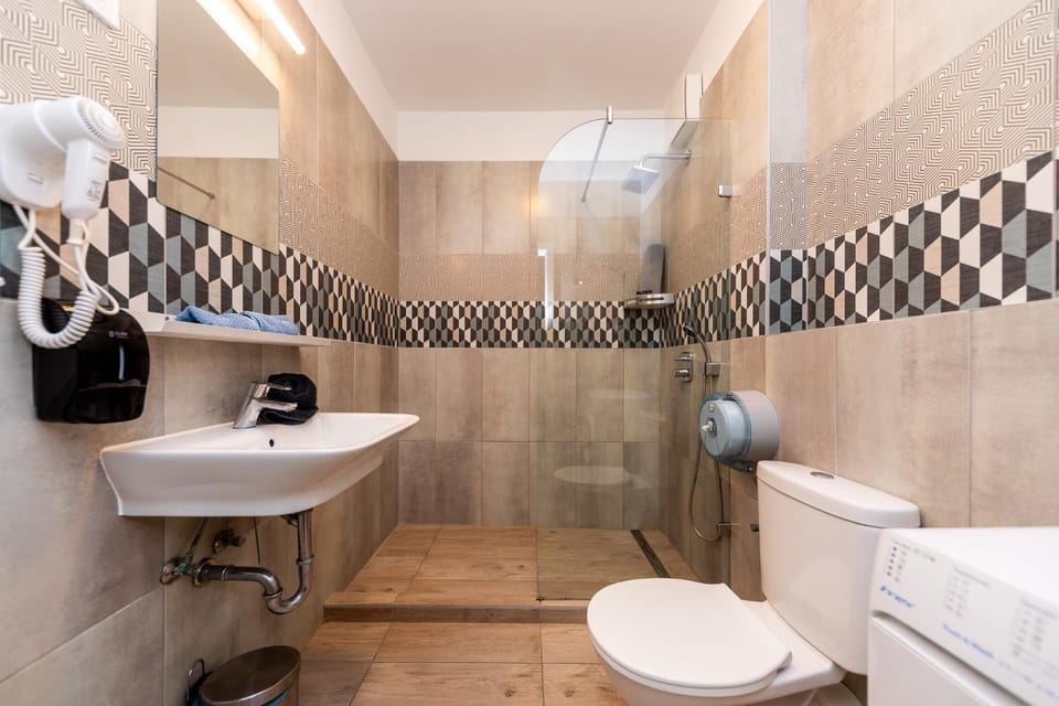 Shower, Toilet, Bathroom, towels