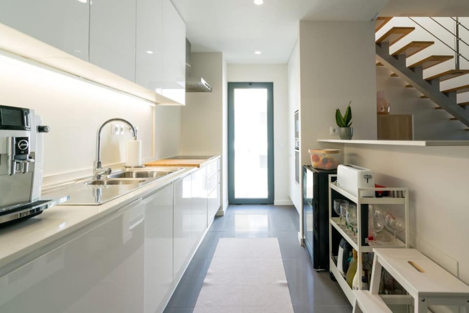 Coffee/tea facilities, oven