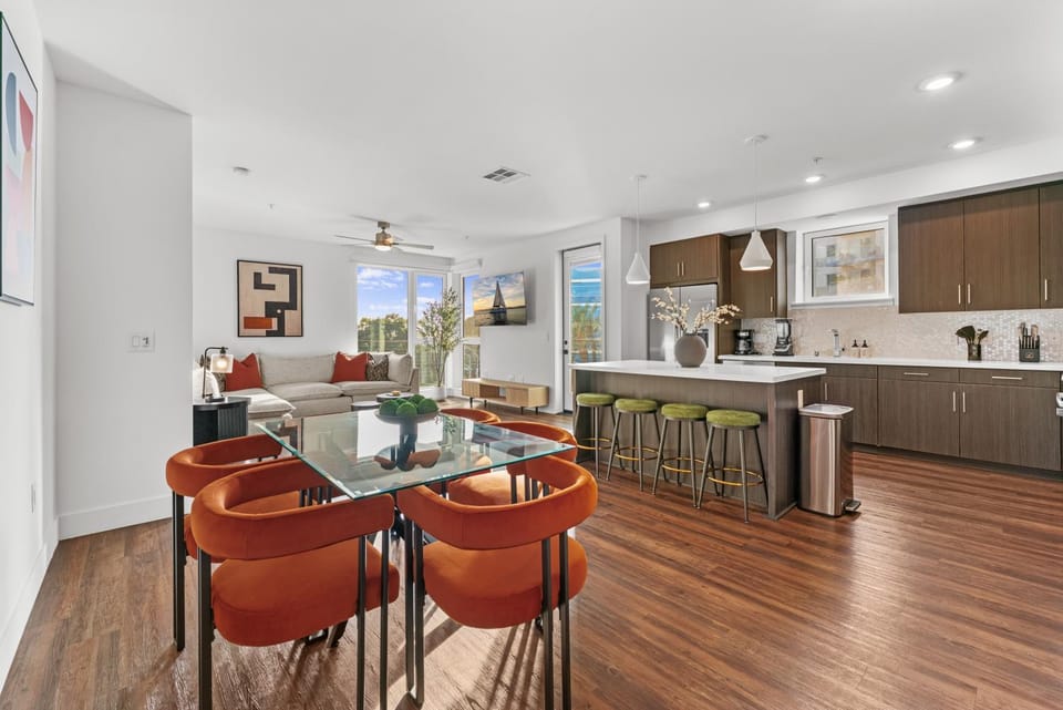 Balcony/Terrace, Living room, Photo of the whole room, Decorative detail, Dining area, heating, internet, pet friendly, kitchen, air conditioner
