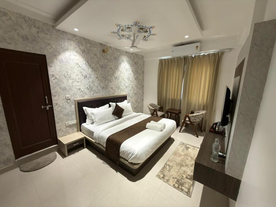 Bed, Lake view, Lake view, towels