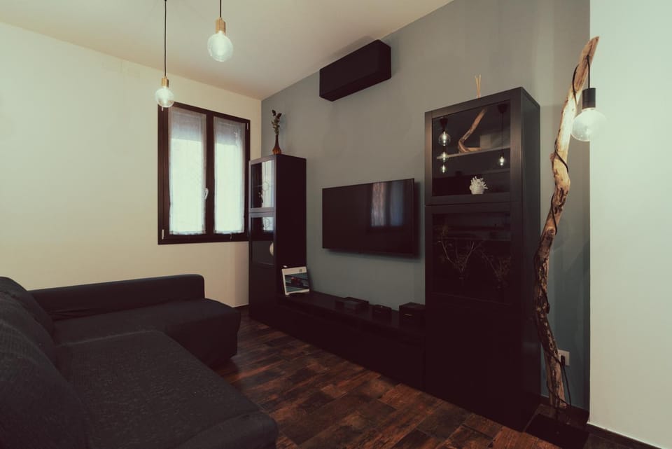 Communal lounge/ TV room, TV and multimedia, Living room, Seating area, Evening entertainment