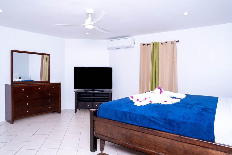 TV and multimedia, Photo of the whole room, Bedroom, towels