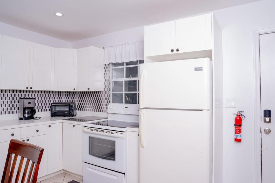 Kitchen or kitchenette, oven