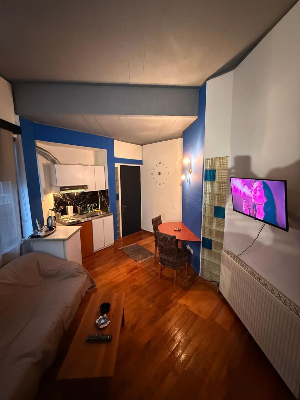 TV and multimedia, Kitchen or kitchenette, Living room