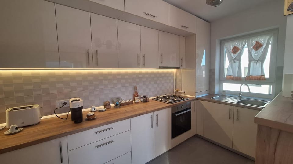 Coffee/tea facilities, Kitchen or kitchenette, stove, toaster