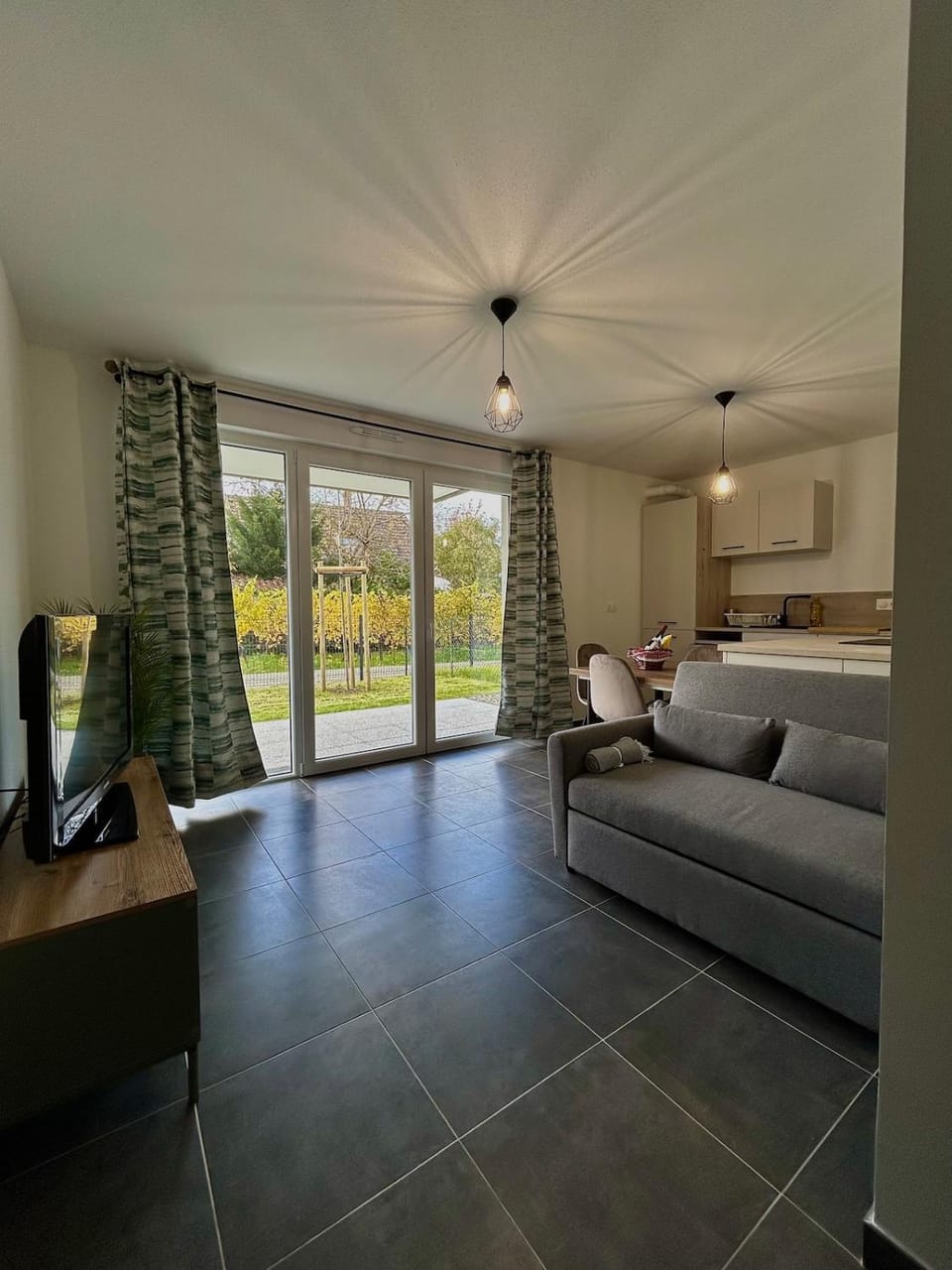 TV and multimedia, Kitchen or kitchenette, Living room, Seating area, Dining area