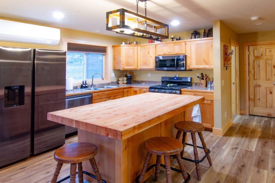 Stunning Salmon Riverfront Cabin Cabin in Salmon River