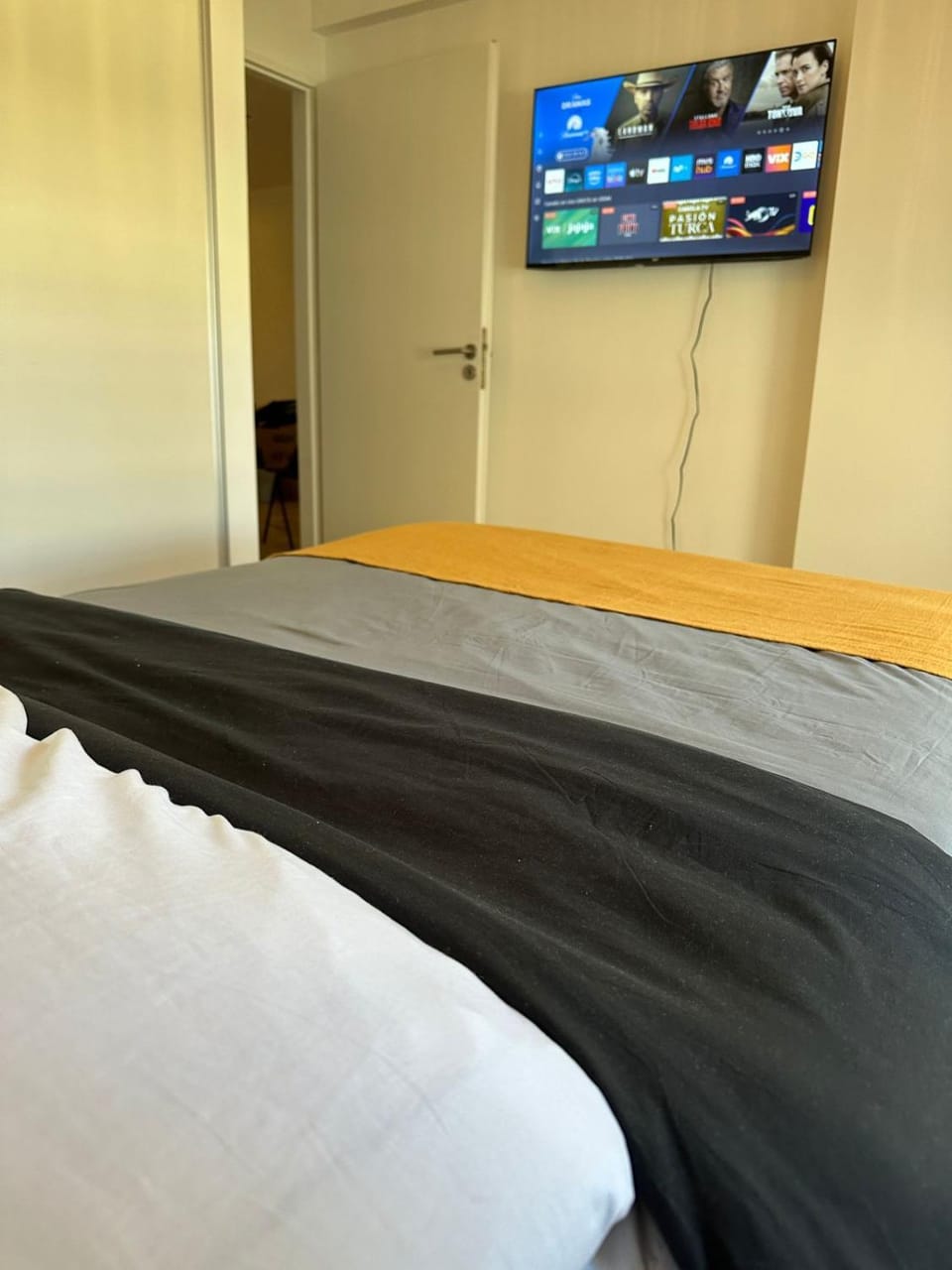 Bed, TV and multimedia, Photo of the whole room, Bedroom