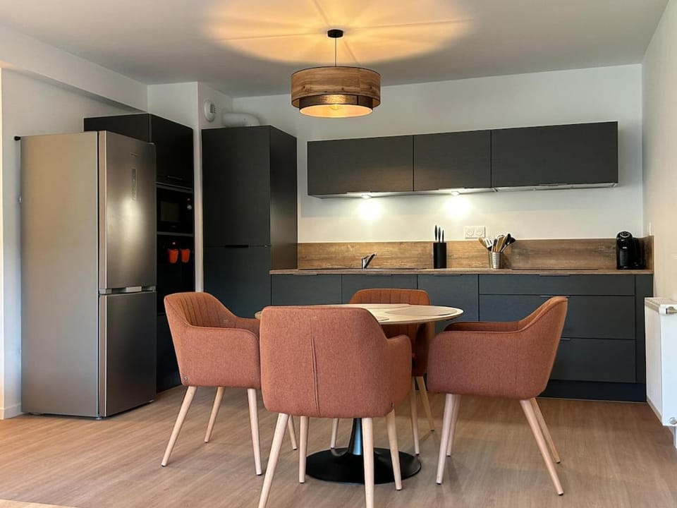 Kitchen or kitchenette, Dining area, oven, stove