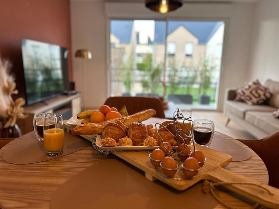 TV and multimedia, Food and drinks, Dining area, Food, Breakfast, Continental breakfast, Drinks