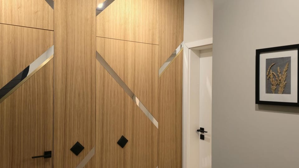 LUXURY Designer Apt I Meters to Gondola Lift I Sleeps 6 I Pool & Parking I Apartment in Bansko