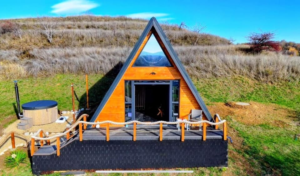 Cabana A-frame City View Târgoviște Chalet in Prahova, Romania