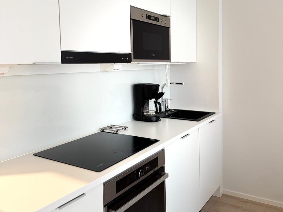 Coffee/tea facilities, Kitchen or kitchenette, dishwasher, oven, stove