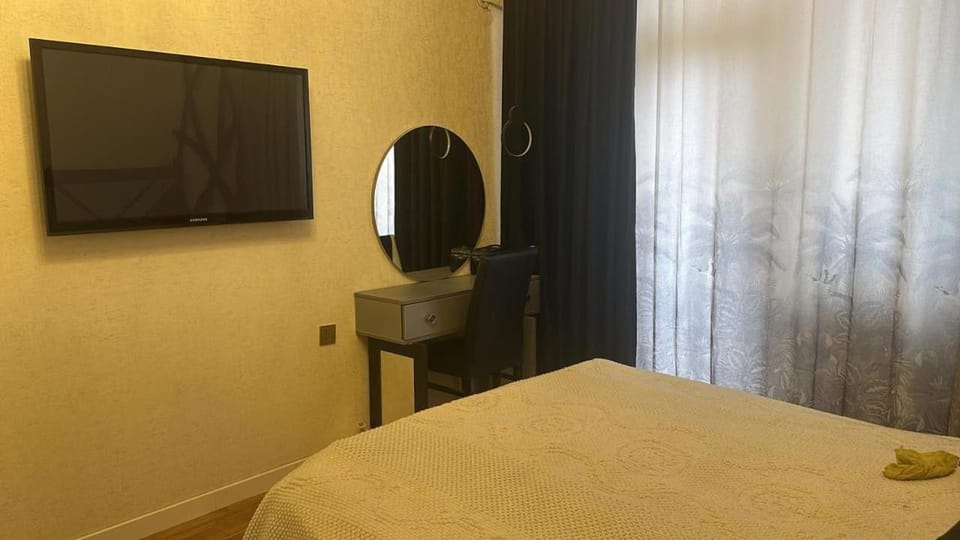 Bed, TV and multimedia, Bedroom