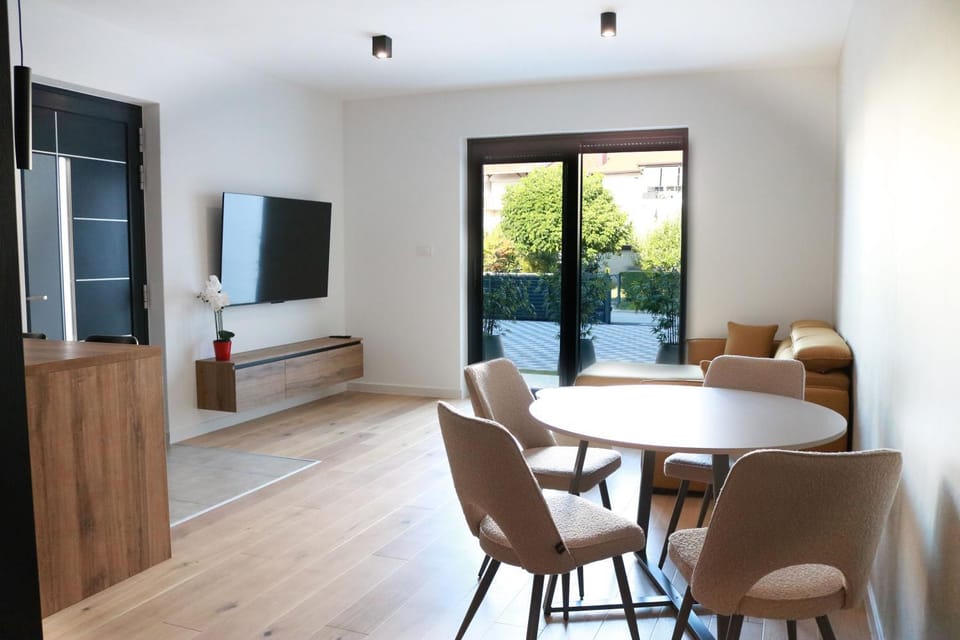 Communal lounge/ TV room, TV and multimedia, Kitchen or kitchenette, Living room, Seating area, Dining area