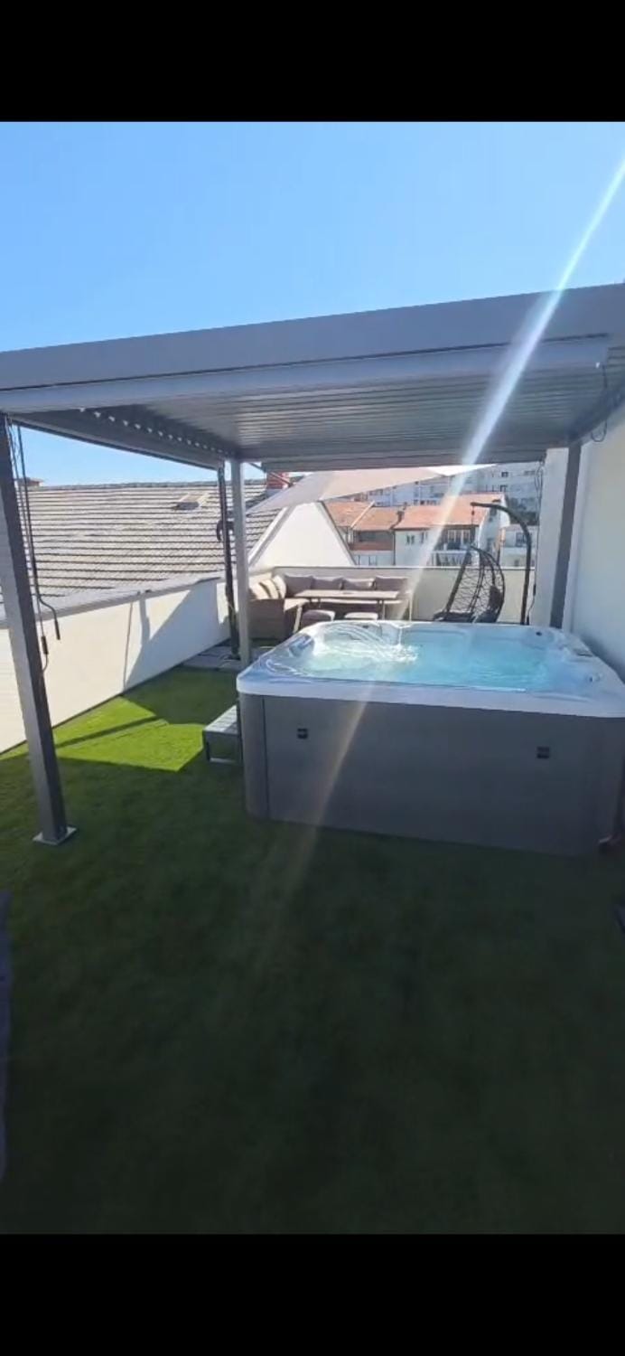Hot Tub, View (from property/room), Balcony/Terrace, City view
