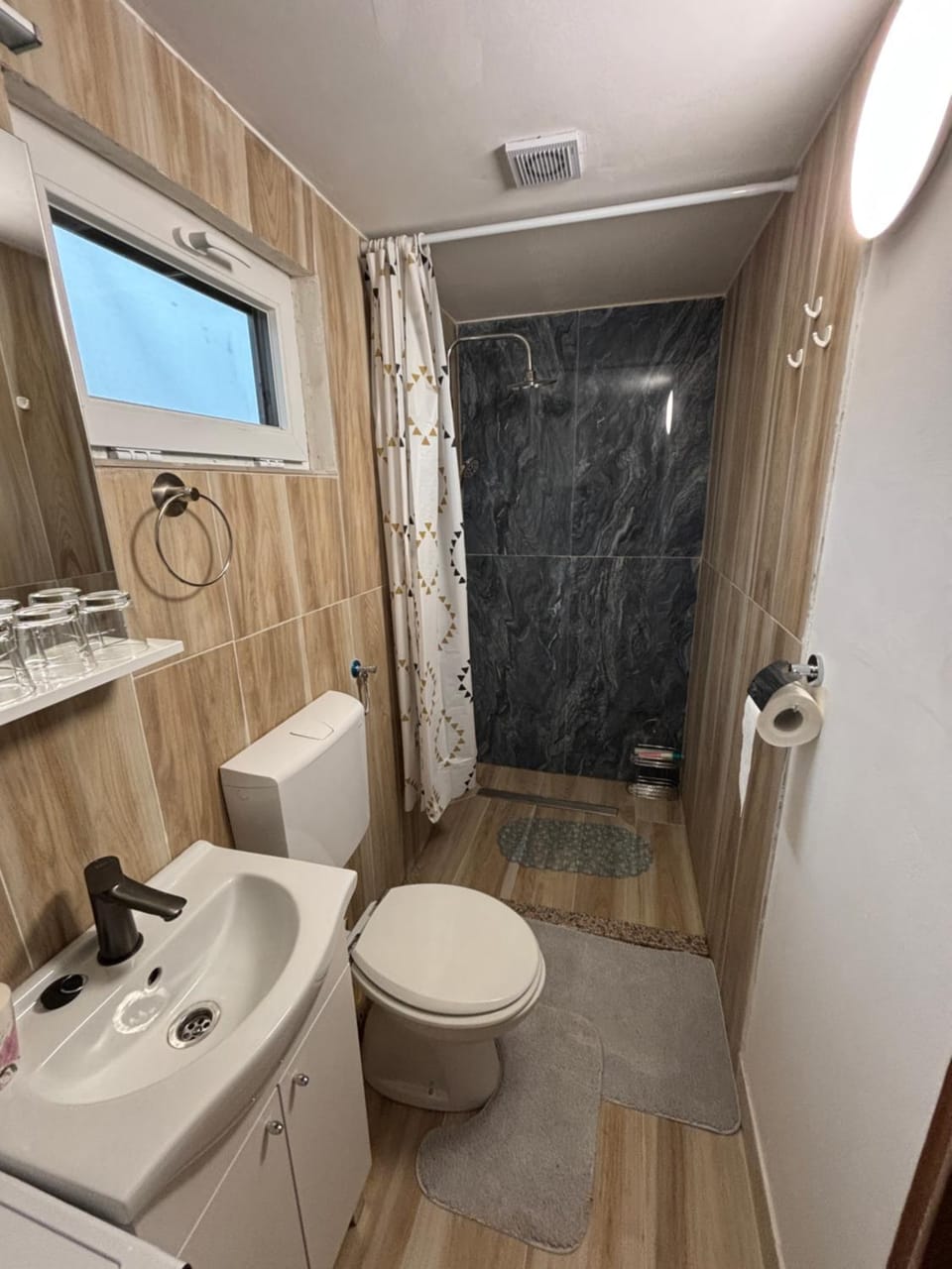 Shower, Toilet, towels