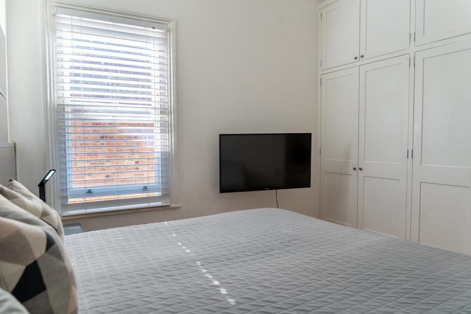 Bed, TV and multimedia, Photo of the whole room, Bedroom