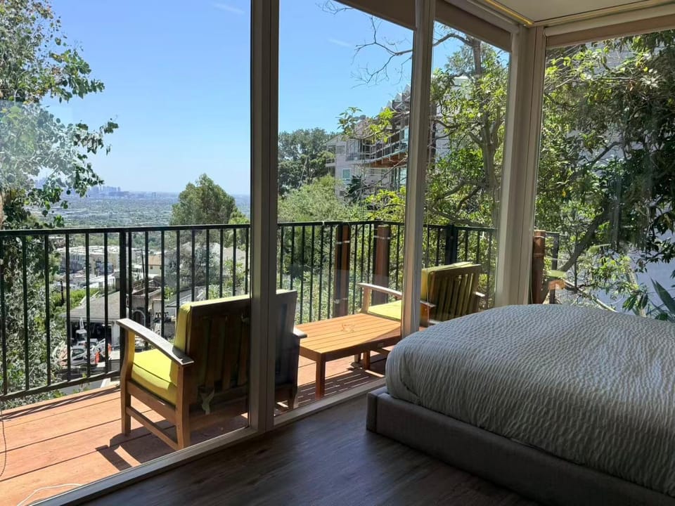 Hollywood Hills Glass Cabin-Skyline view -Floor to Ceiling Windows Cabin in Hollywood Hills