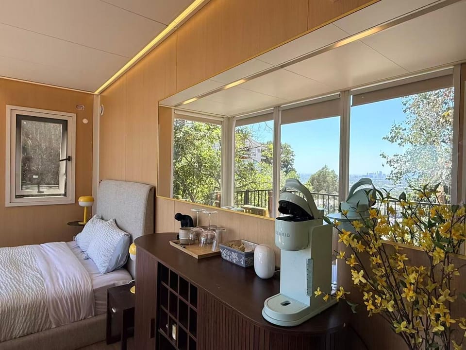 Hollywood Hills Glass Cabin-Skyline view -Floor to Ceiling Windows Cabin in Hollywood Hills