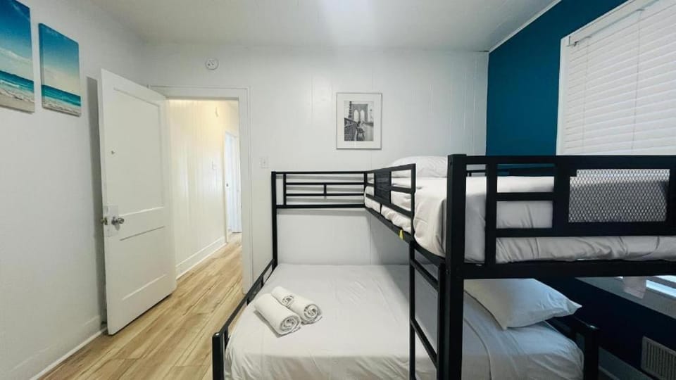 Bedroom, bunk bed