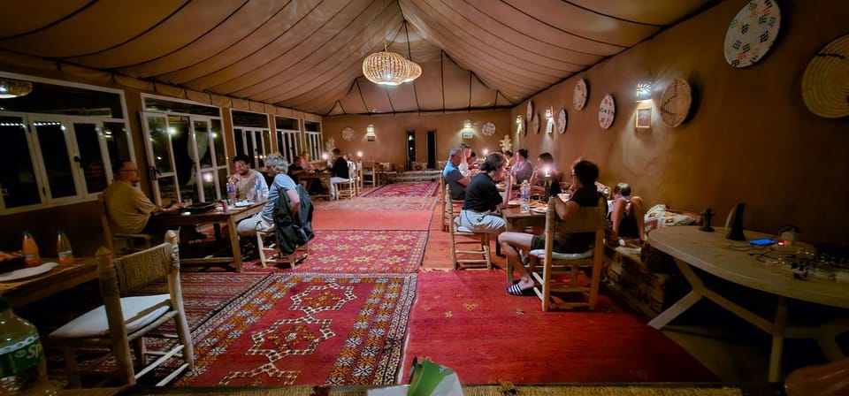 Restaurant/places to eat, People, Banquet/Function facilities, Seating area, group of guests