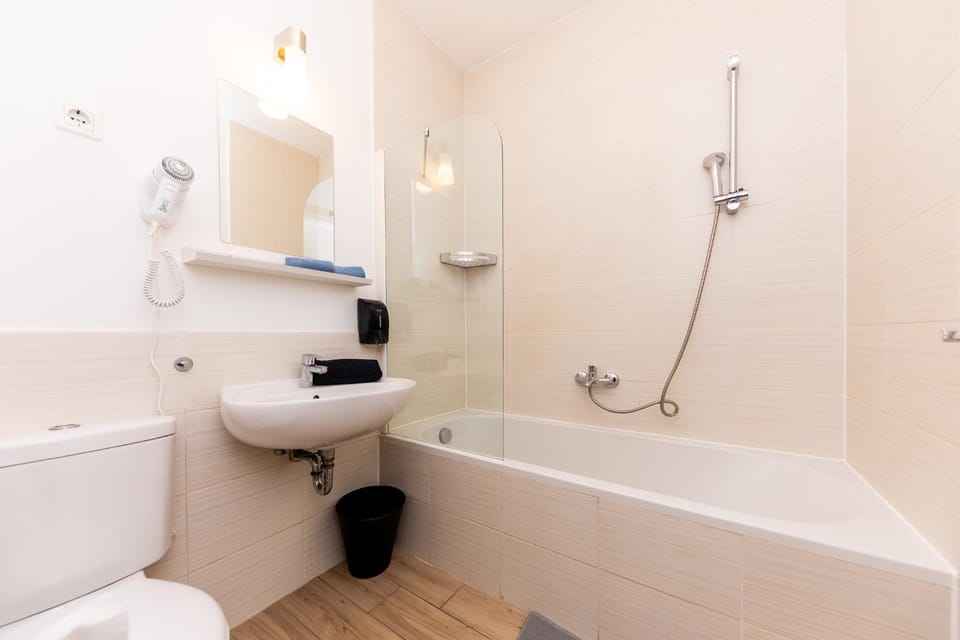 Shower, Toilet, Bathroom, Bath, towels