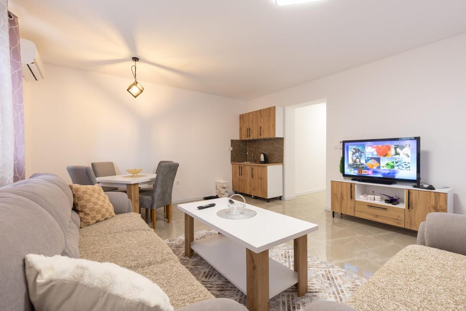 TV and multimedia, Kitchen or kitchenette, Living room, Seating area, Dining area