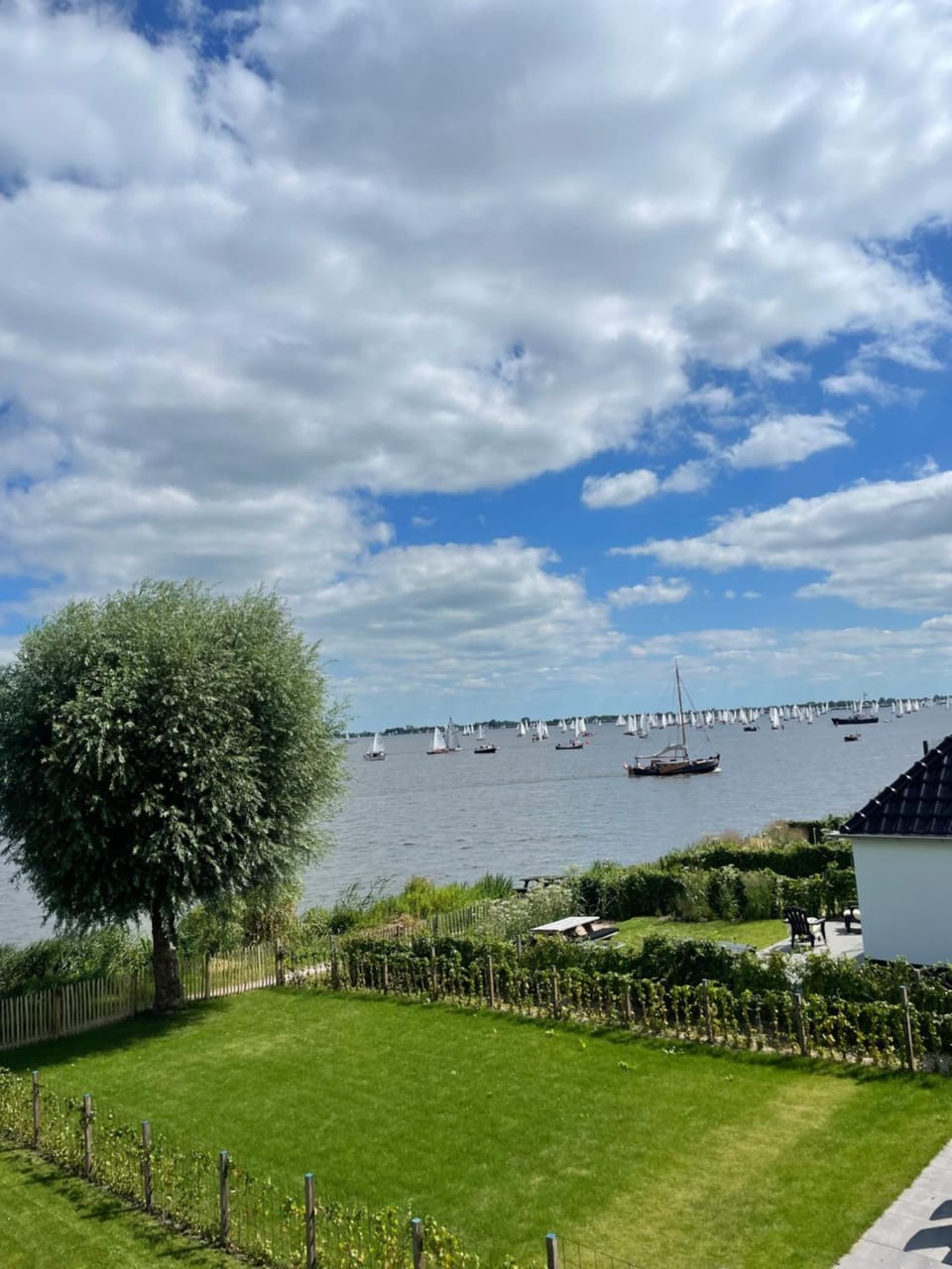 Lake House 10 - 4 Person Lake view apartment! Apartment in Friesland, Netherlands